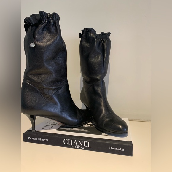 **SOLD** Chanel black Leather “scrunch” booties - Picture 3 of 10